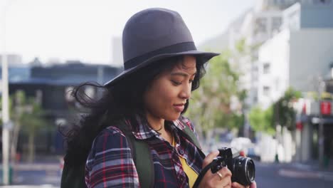 Mujer-De-Raza-Mixta-Tomando-Fotografías