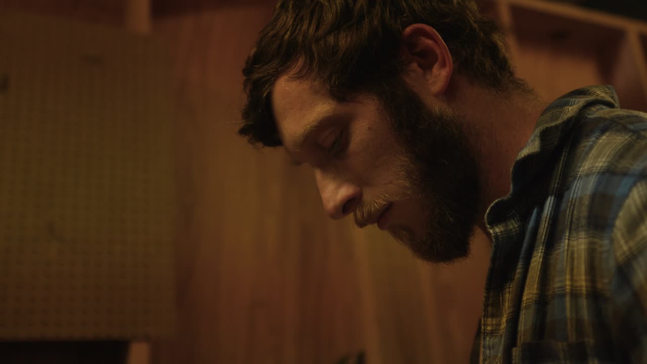 Retrato de leñador barbudo norteamericano trabajando en un taller de madera