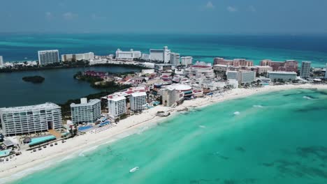 La-Vibrante-Costa-De-Cancún-Con-Aguas-Turquesas-Y-Bulliciosos-Centros-Turísticos,-Vista-Aérea