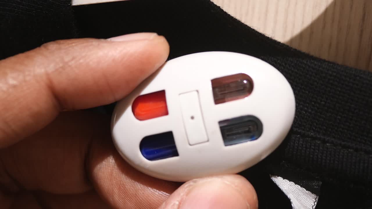 컬러 코딩 된 식별 장치와 함께 의류 태그의 클로즈업