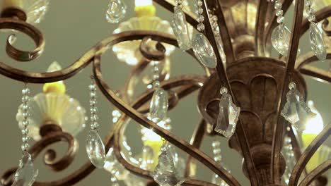 cerrado de un candelabro elegante en un lugar de recepción de boda en cámara lenta