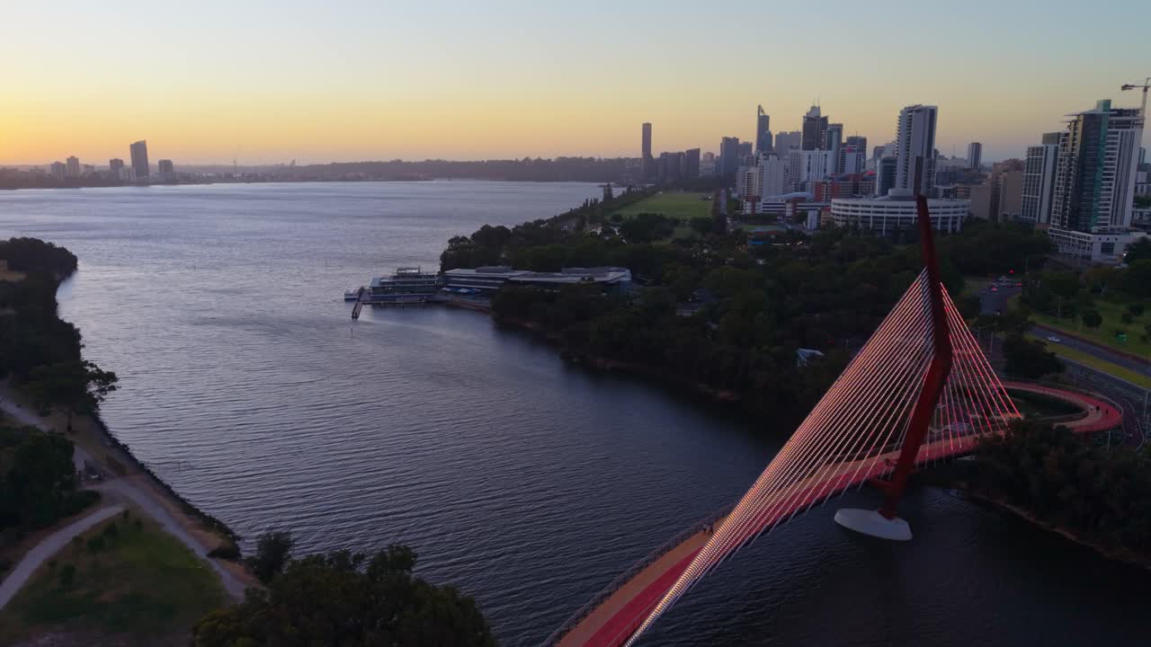 Vista aerea del ponte Boorloo a East Perth che collega Harrison Island al quartiere centrale degli affari