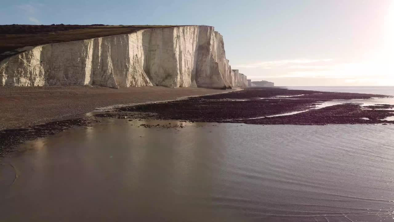 imágenes aéreas de drones de 4k de los acantilados marinos de tiza de las siete hermanas, sussex oriental, inglaterra