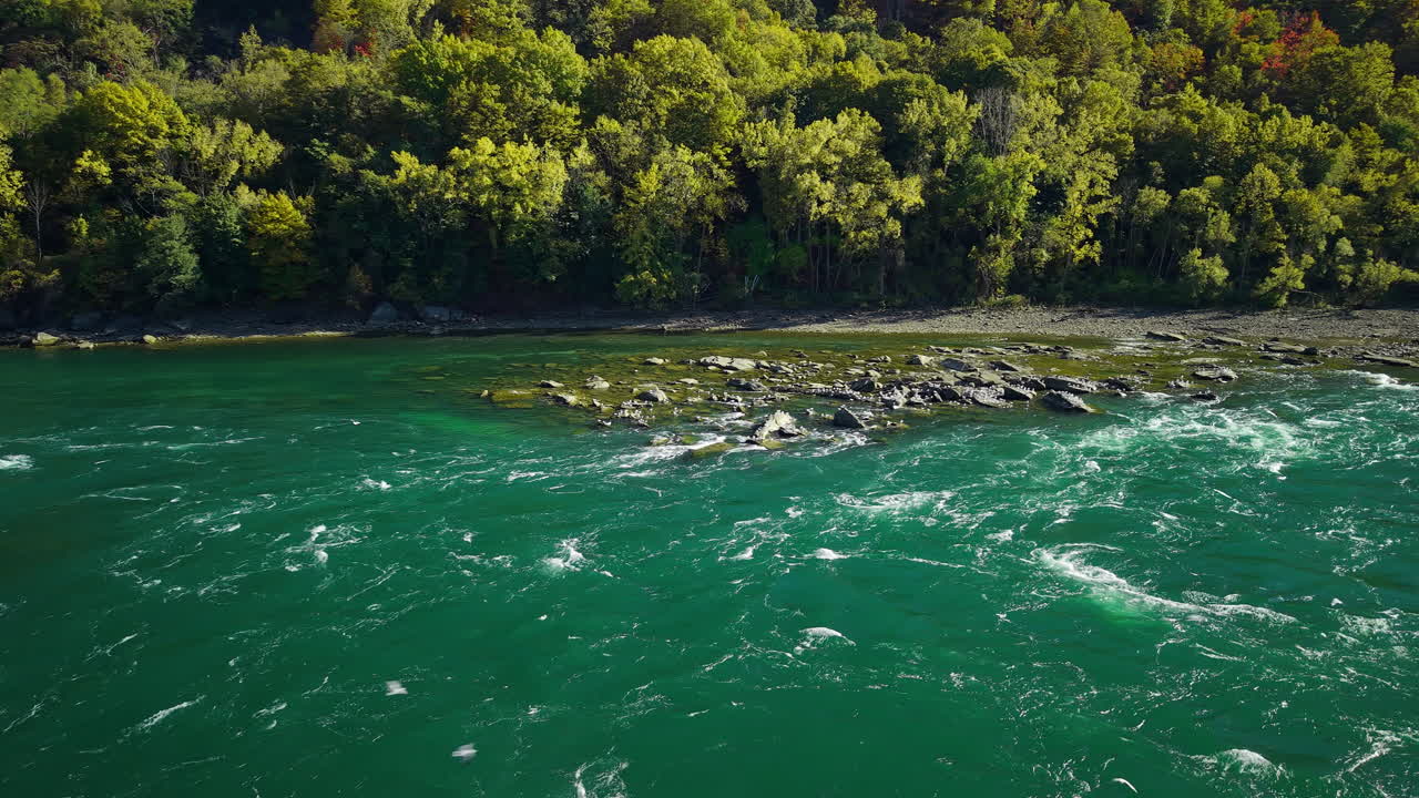 Veduta aerea della costa rocciosa e delle rapide del fiume Niagara in primavera