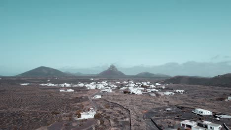 vista aérea de la erupción volcánica con bolas de fuego, cenizas y ondas de choque en una zona desolada