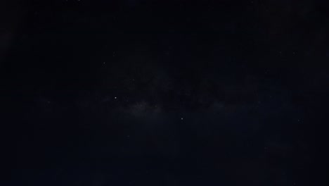 satelit melewati atas kepala di langit malam