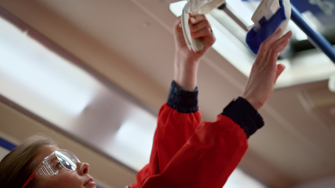 médico de ambulancia serio preparando inmovilizador de piernas para primeros auxilios