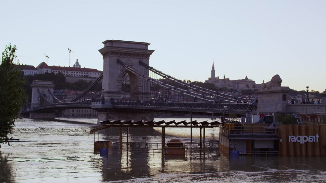 Liberty bridge view during the danube flood of 2024, from Pest side. Fast motion. 2