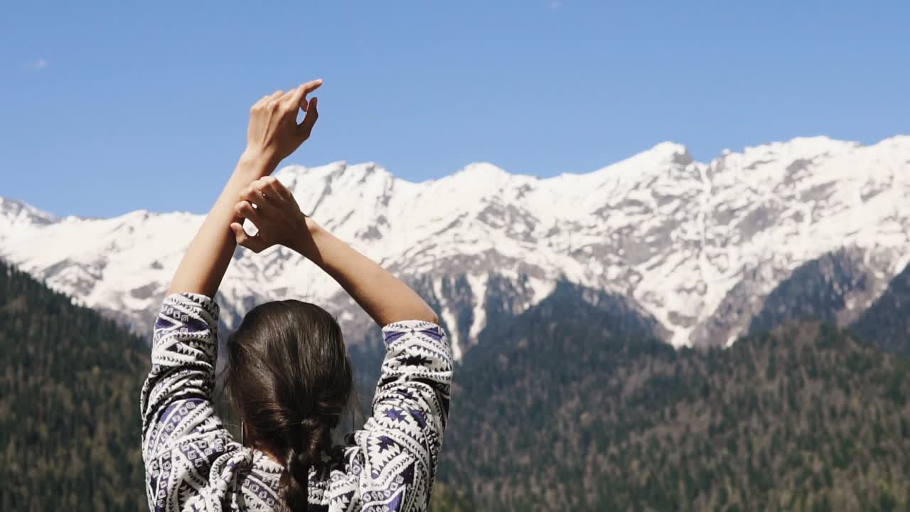 눈 인 산 들 의 전망 을 즐기는 여자