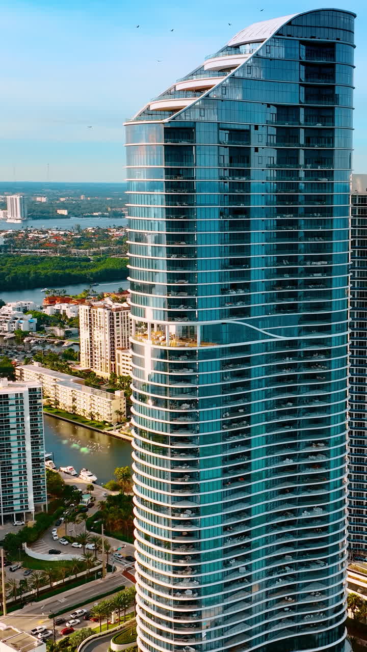 Avvicinandosi alla fila di alti edifici allineati sulla costa dell'Oceano Atlantico. Architettura di Miami Beach vista da drone.