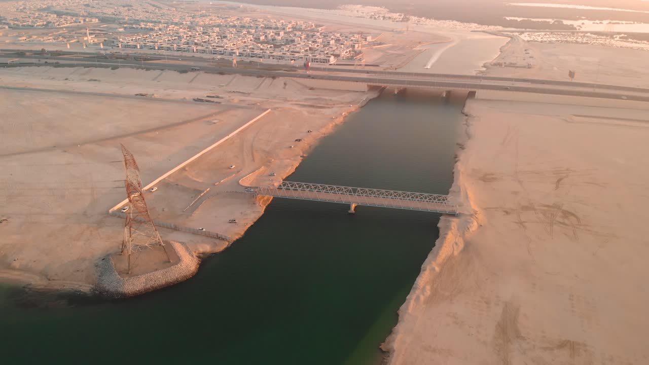 toma panorámica aérea sobre el puente de metal de abu dhabi a través de la vía fluvial