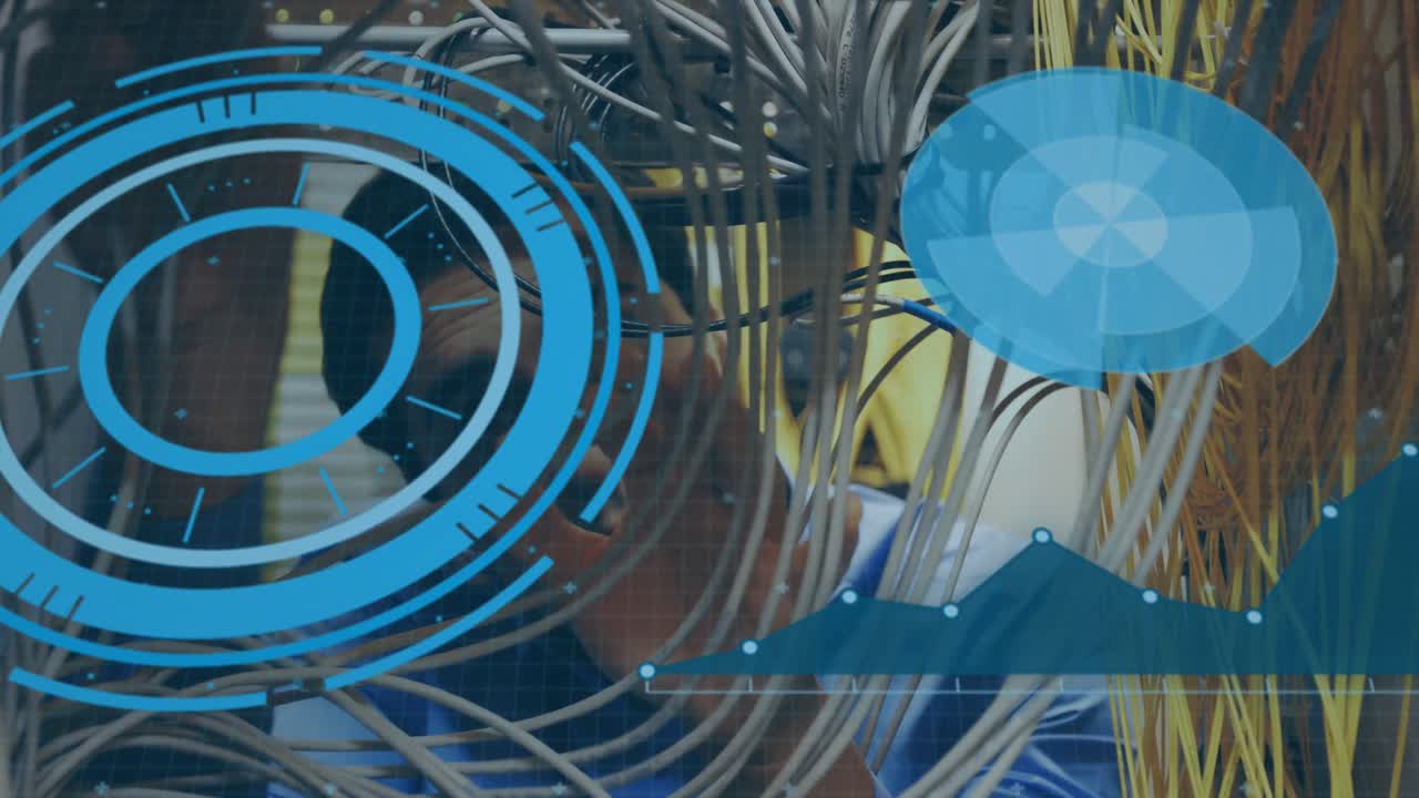 animación de escáner redondo y procesamiento de datos sobre ingeniero masculino caucásico trabajando en la sala de servidores