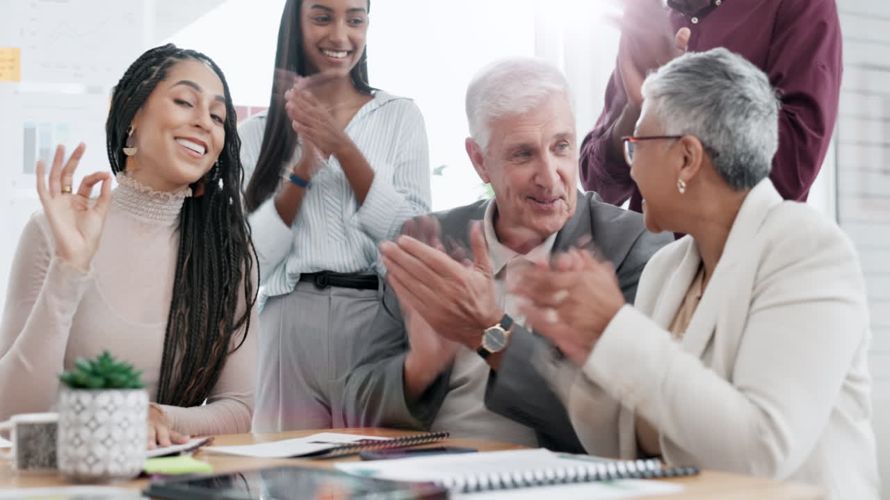 gente de negocios feliz, aplausos en la reunión