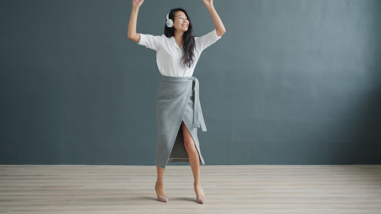 헤드폰으로 춤추는 여자