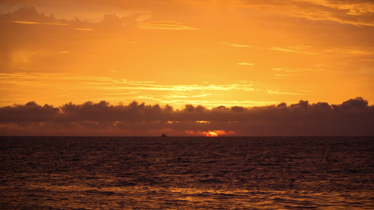바다 위에 황금빛 오렌지 일몰