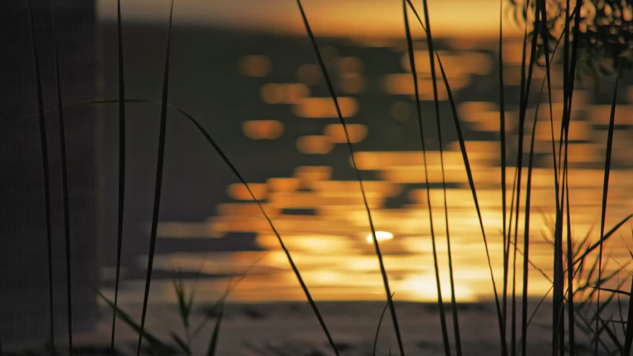 스페인 바뇰레스 호수 물에 반사된 아름다운 일몰