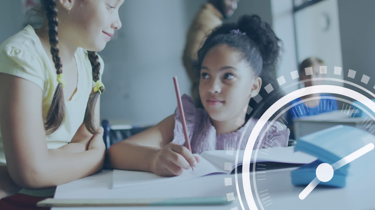 animación del reloj sobre diversas escolares hablando en el escritorio en la clase