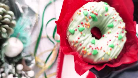 rosquilla con helado y salpicaduras de primer plano, dulces de navidad