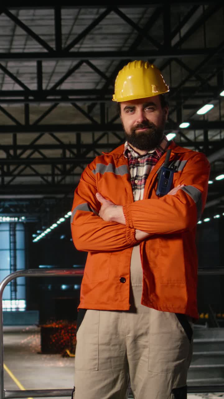 Video verticale. Ritratto di ingegnere industriale che supervisiona le operazioni di saldatura in un cantiere.