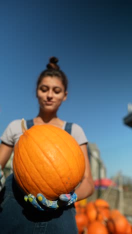 mujer con una calabaza