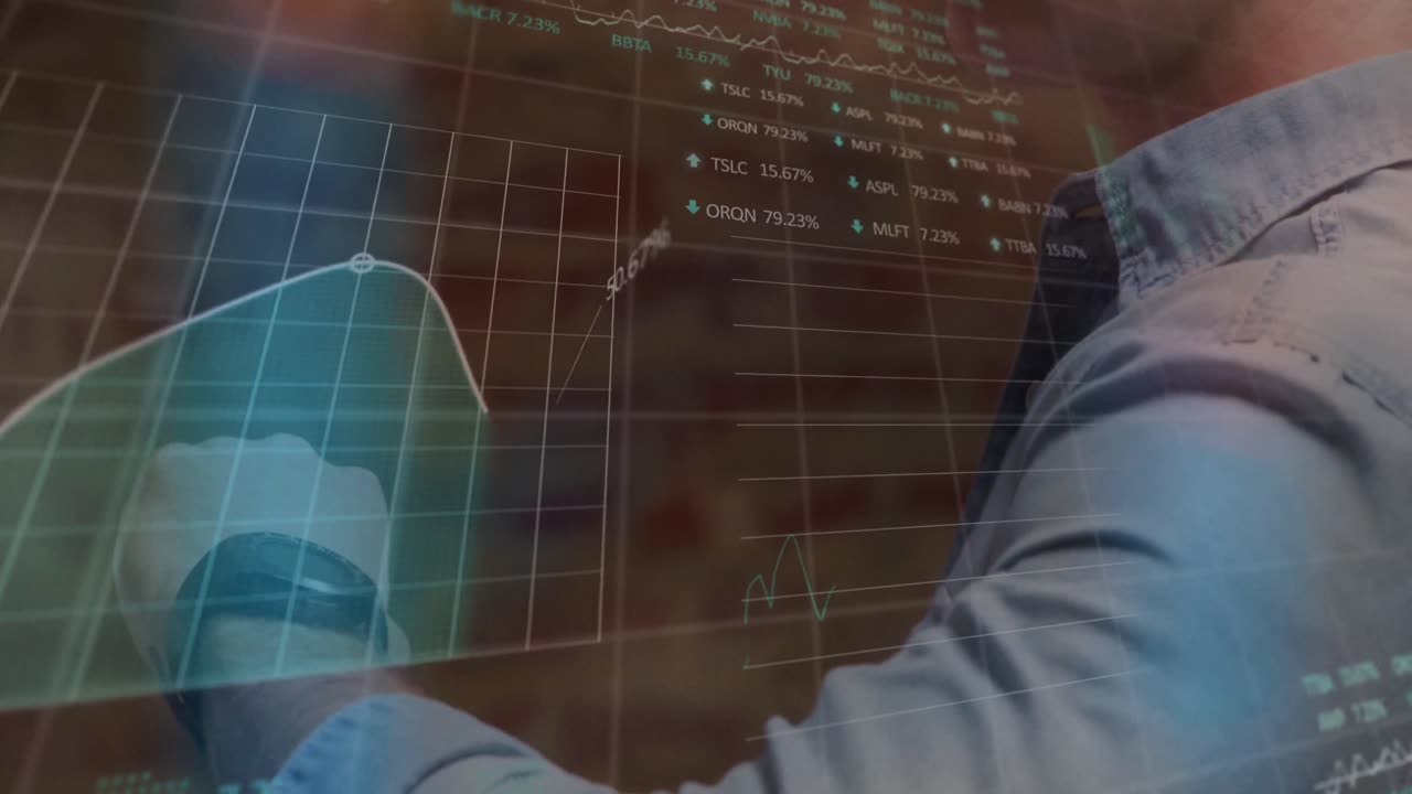 animación del procesamiento de datos sobre el hombre caucásico con reloj inteligente