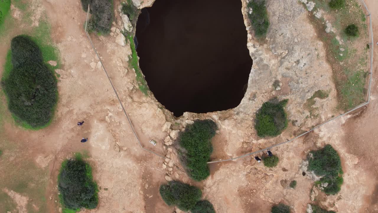 Fuggi nella bellezza pittoresca delle spiagge sabbiose e delle scogliere costiere dell'Algarve. Immergiti nell'atmosfera tranquilla di sabbie dorate e acque turchesi.