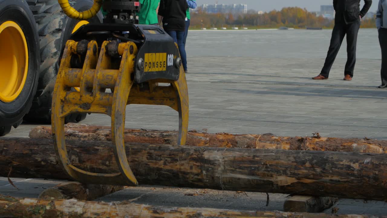 demostración de manipulación de troncos