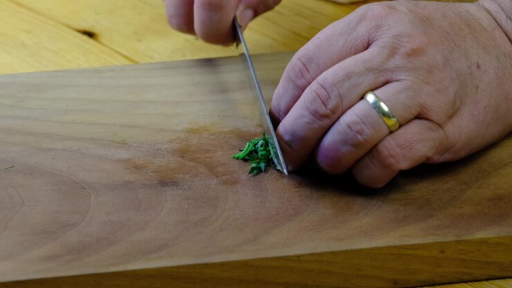 lo chef sta tagliando le foglie di menta