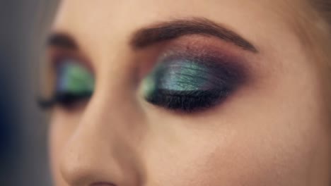 Verführerische-Junge-Frau-Mit-Grünen-Augen.-öffnet-Langsam-Ihre-Augen.-Professionelles-Smokey-Eyes-Make-up.-Nahansicht