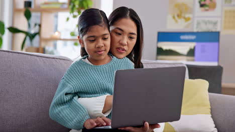 Mutter,-Mädchen-Und-Laptop-Auf-Dem-Sofa