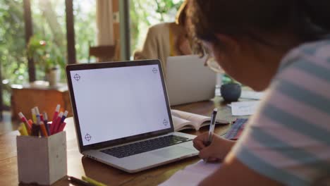 madre y hija asiáticas aprendiendo y trabajando usando computadora portátil con espacio de copia