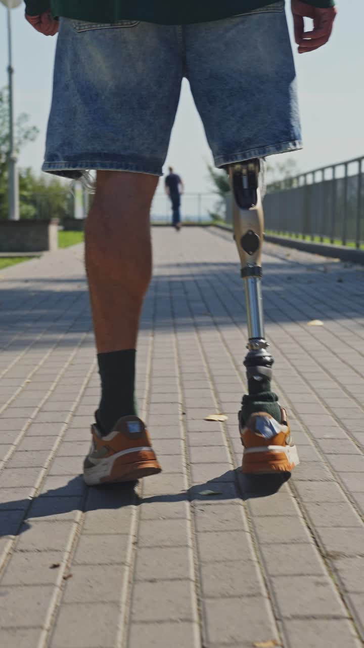 인공 다리를 가진 남자가 야외에서 고 있다