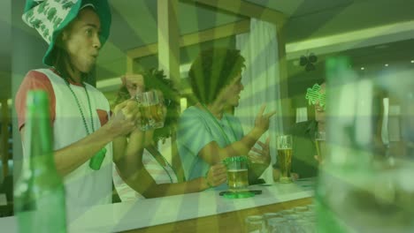 Animation-Grüner-Linien-über-Glücklichen,-Vielfältigen-Freunden,-Die-Kleeblattförmige-Gegenstände-Tragen-Und-Bier-Trinken