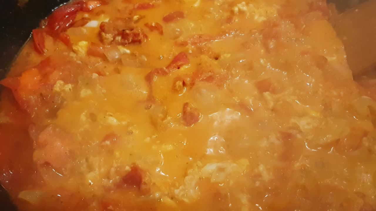 cocinando un plato húngaro tradicional llamado lecs?