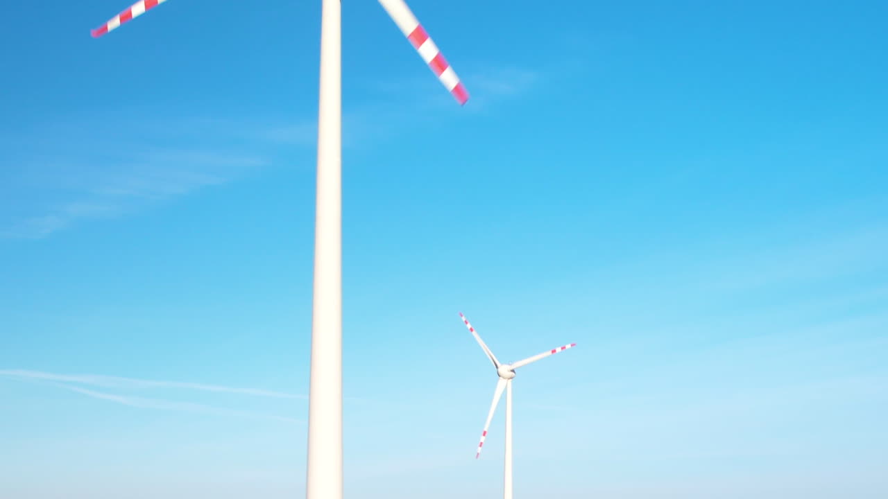 ⁇ 은 파란 하늘을 배경으로 풍차 - 드론  ⁇