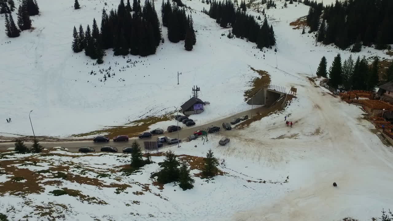 Vista aerea della località turistica sportiva, comprensorio sciistico e resort ricreativo sul monte Jahorina, Bosnia ed Erzegovina