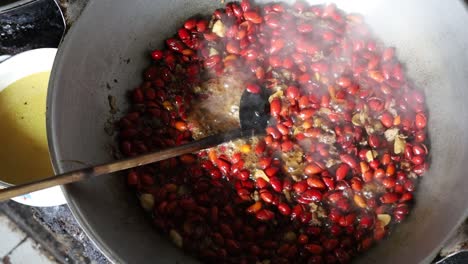 Draufsicht-Auf-Das-Kochen-Von-Melinjo-Haut-Oder-Roter-Gnetum-Gnemon-Frucht