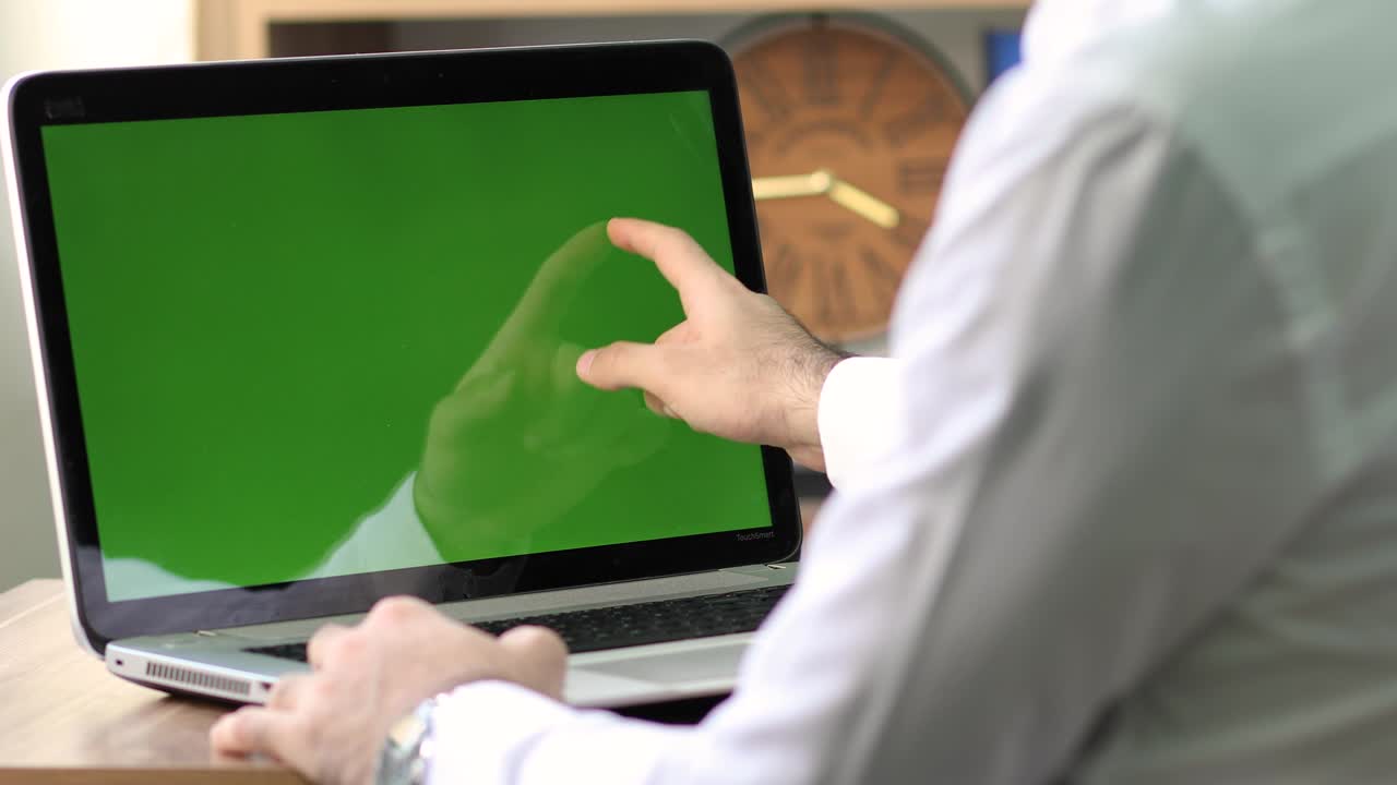 hombre usando un monitor portátil de pantalla táctil con pantalla verde