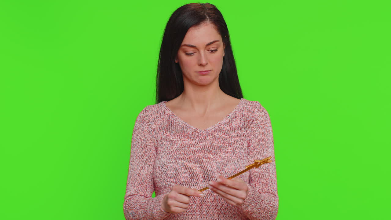 bruja mágica mujer joven gesticulando con varita mágica haciendo deseos realidad, lanzando hechizo mágico