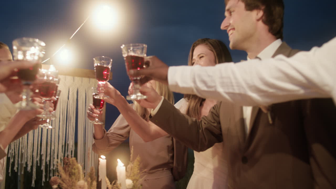 celebración de la boda en la noche