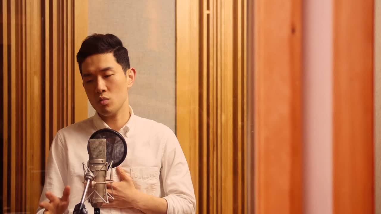 스튜디오에서 공연하는 가수