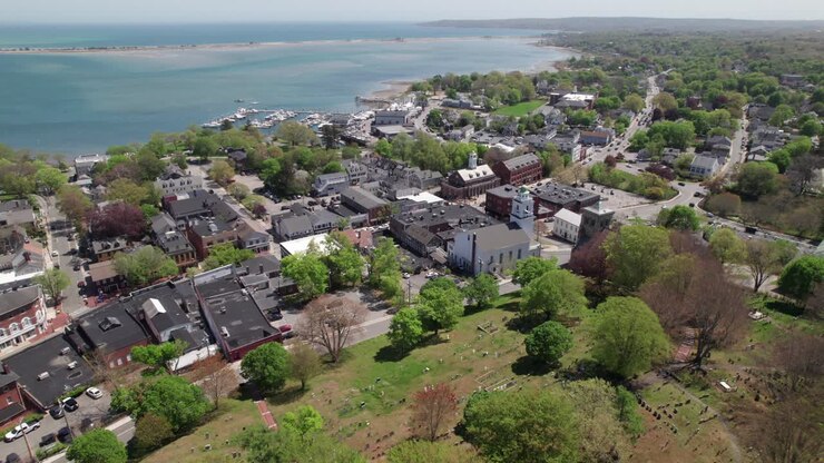 Skyline di Plymouth Massachusetts da Burial Hill, ripresa aerea 4K
