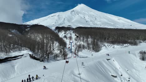 Teleférico-Al-Volcán-Villarrica-En-Pucón,-Chile.