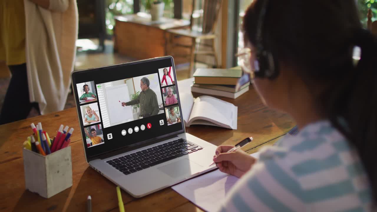 estudiante que usa una computadora portátil para una lección en línea en casa, con un maestro y una clase diversos en la pantalla