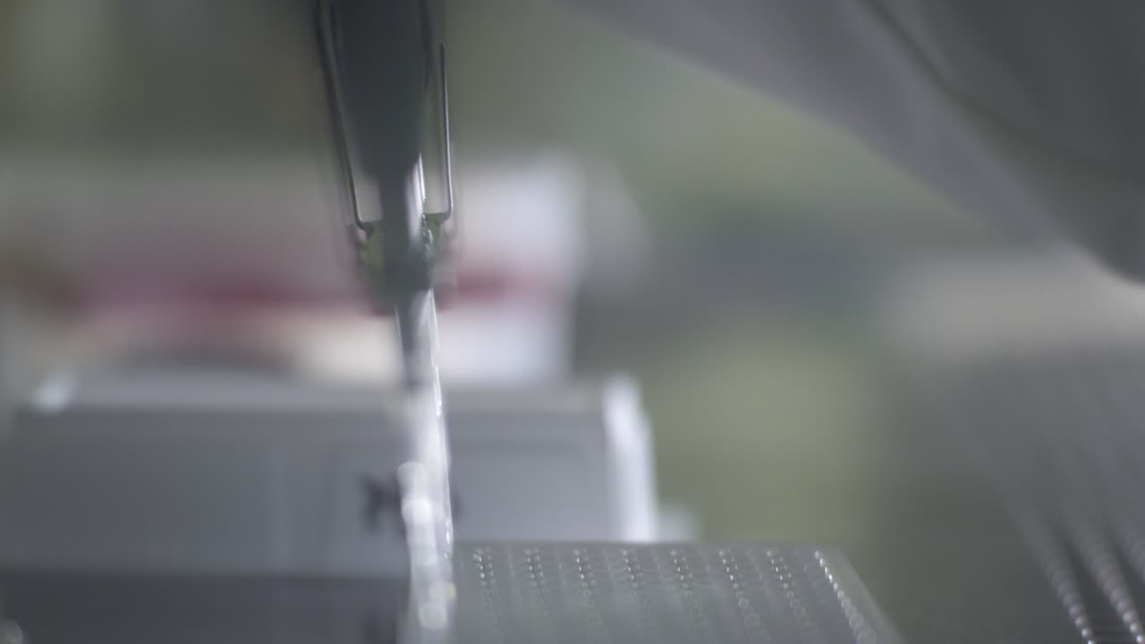 실험실 04에서 pbs 식염수 완충액 피펫팅