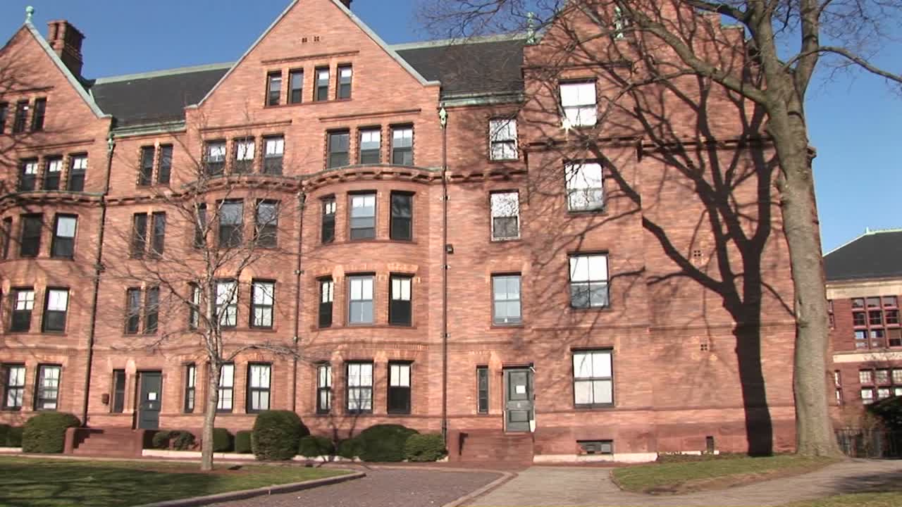 카메라가 하버드 캠퍼스의 일부 건물을 가로질러 이동합니다.