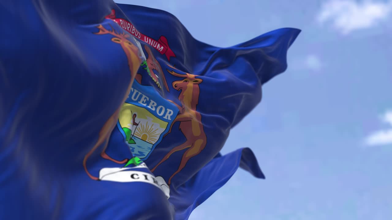 미시간 주 국기가 바람에 흔들리고 있다.