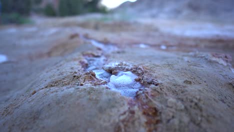 aguas termales burbujeantes en zona desértica