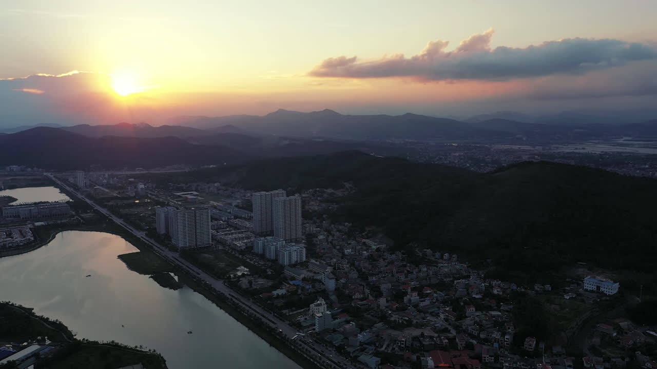 하롱 만을 따라 하루가 끝납니다.