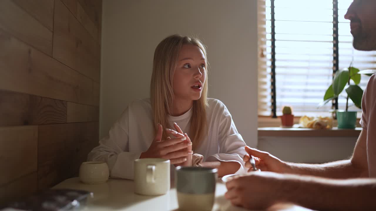 아침 식사 와 대화 를 하는 부부